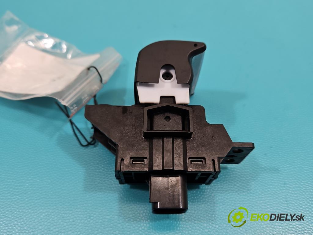 Ford Kuga Mk2 2013-2019 1.5 120 HP manual 88.3 kW 1498 cm3 5- prepínač brzda: ručný GJ5T-2B623-CBW (Prepínacie páčky pod volantom)