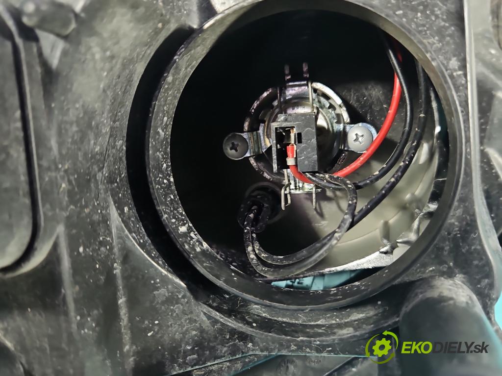 Opel Astra III 2004-2014 1.3 cdti 90 HP manual 66 kW 1248 cm3 5- Reflektor: pravý  (Svetlo predné pravé)