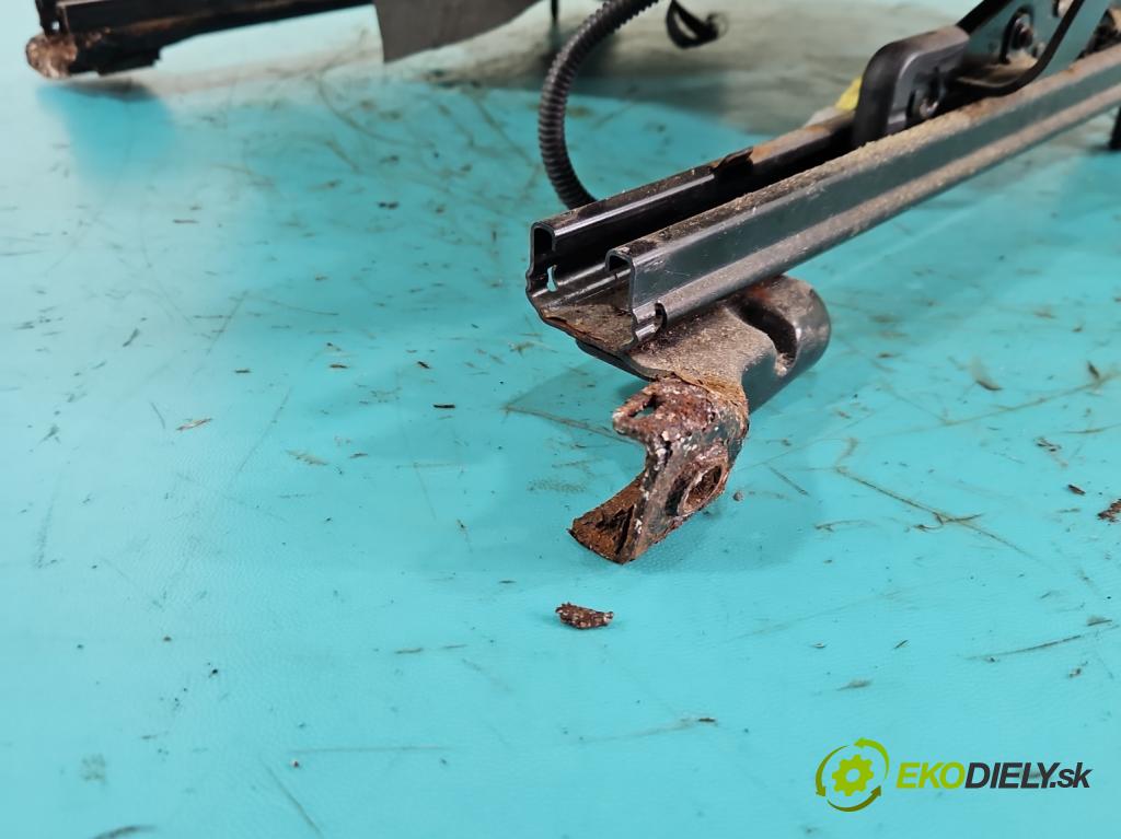 Toyota Corolla E12 2001-2009 2.0 D4D 90 HP manual 66 kW 1995 cm3 5- Sedačka ľavý  (Sedadlo)