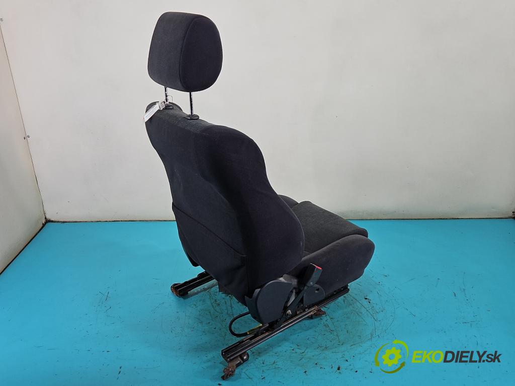 Toyota Corolla E12 2001-2009 2.0 D4D 90 HP manual 66 kW 1995 cm3 5- Sedačka ľavý  (Sedadlo)