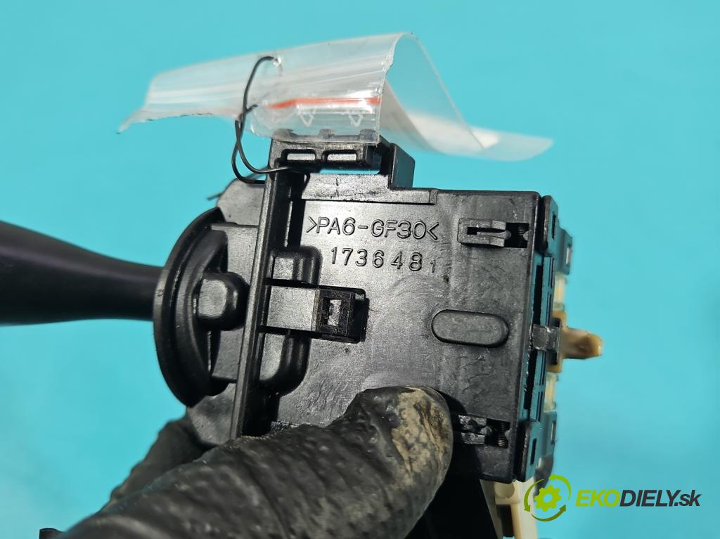 Toyota Corolla E12 2001-2009 2.0 D4D 90 HP manual 66 kW 1995 cm3 5- prepínač smeroviek 1736481 (Prepínacie páčky pod volantom)