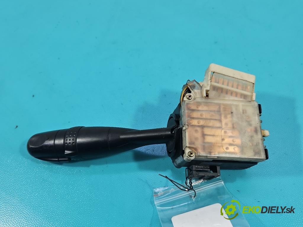 Toyota Corolla E12 2001-2009 2.0 D4D 90 HP manual 66 kW 1995 cm3 5- prepínač smeroviek 1736481 (Prepínacie páčky pod volantom)