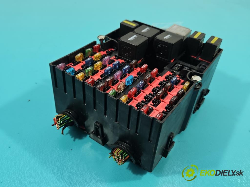 Ford Fiesta Mk6 2002-2008 1.3 8V 69KM manual 51 kW 1299 cm3 5- skrinka poistka 4S6T-14401-FB (Poistková skrinka)