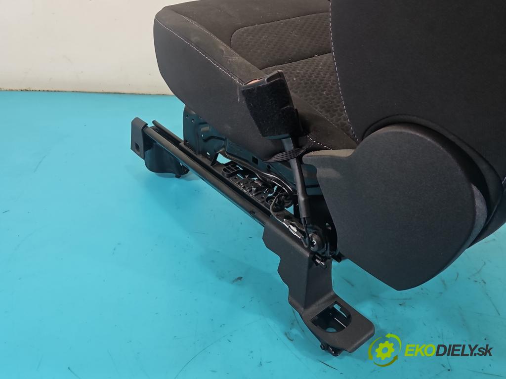 Ford Kuga Mk2 2013-2019 1.5 120 hp manual 88.3 kW 1498 cm3 5- Sedadlo pravý  (Sedadlo)