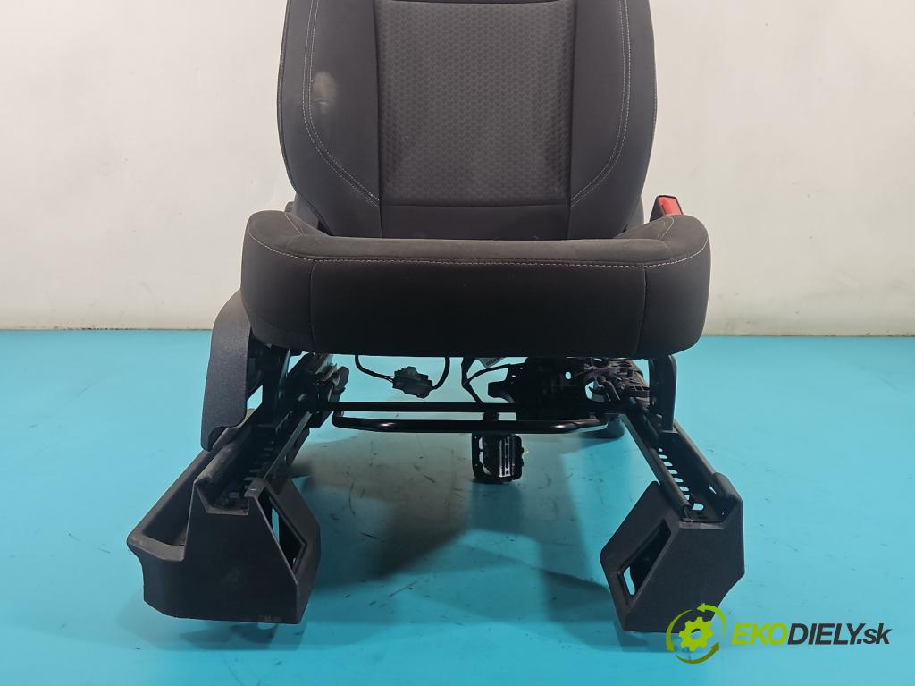 Ford Kuga Mk2 2013-2019 1.5 120 hp manual 88.3 kW 1498 cm3 5- Sedadlo pravý  (Sedadlo)