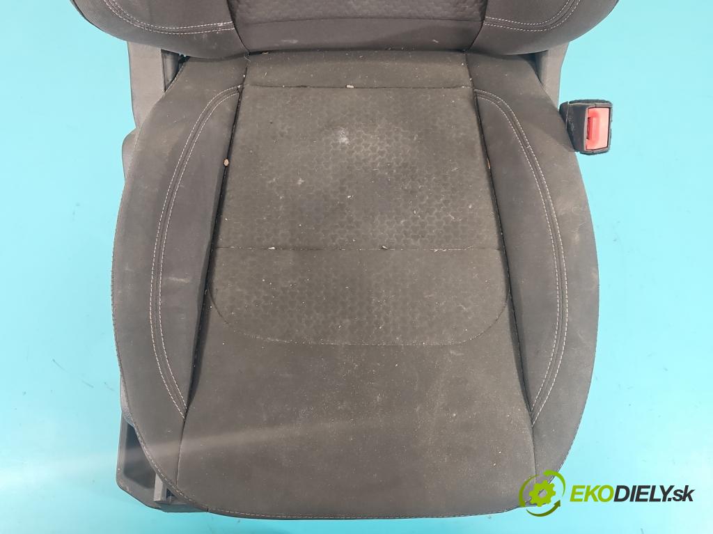 Ford Kuga Mk2 2013-2019 1.5 120 hp manual 88.3 kW 1498 cm3 5- Sedadlo pravý  (Sedadlo)