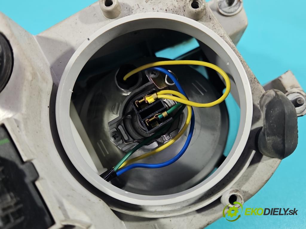 Volvo V40 I 1995-2004 1.9 DCI 102 HP manual 75 kW 1870 cm3 5- Reflektor: pravý  (Svetlo predné pravé)