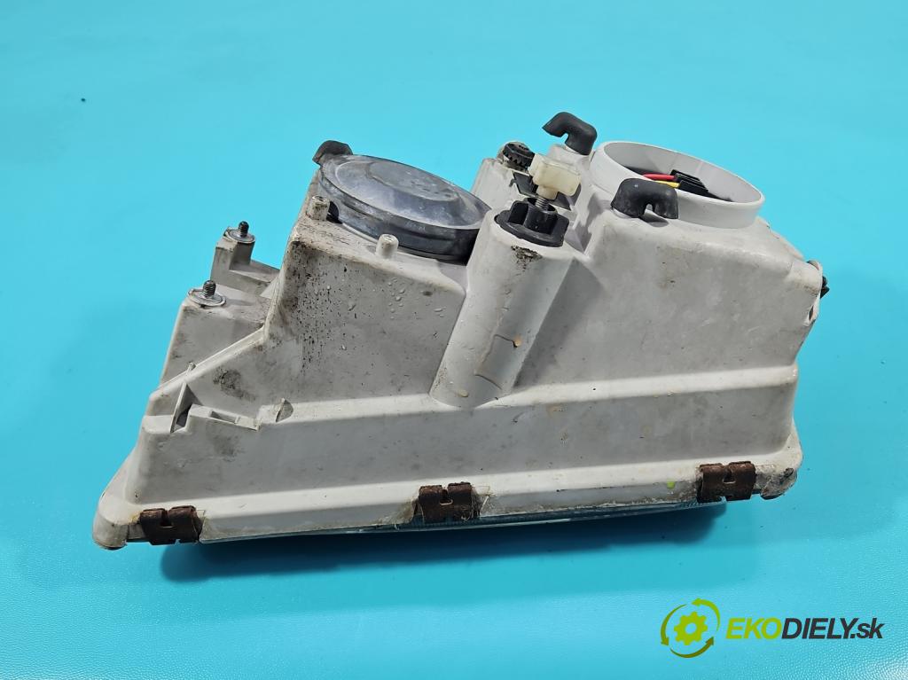 Volvo V40 I 1995-2004 1.9 DCI 102 HP manual 75 kW 1870 cm3 5- Reflektor: pravý  (Svetlo predné pravé)