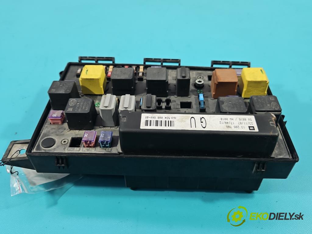 Opel Astra III 2004-2014 1.3 cdti 90 HP manual 66 kW 1248 cm3 5- skrinka poistka 13206748 (Poistková skrinka)