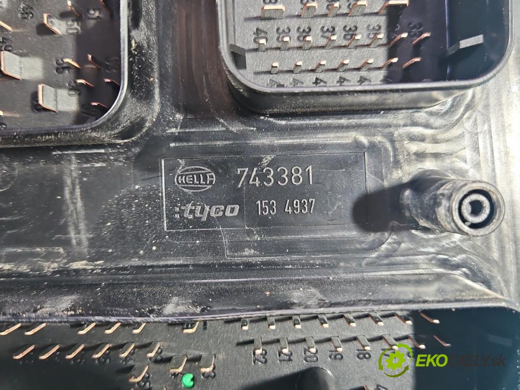 Opel Astra III 2004-2014 1.3 cdti 90 HP manual 66 kW 1248 cm3 5- skrinka poistka 13206748 (Poistková skrinka)