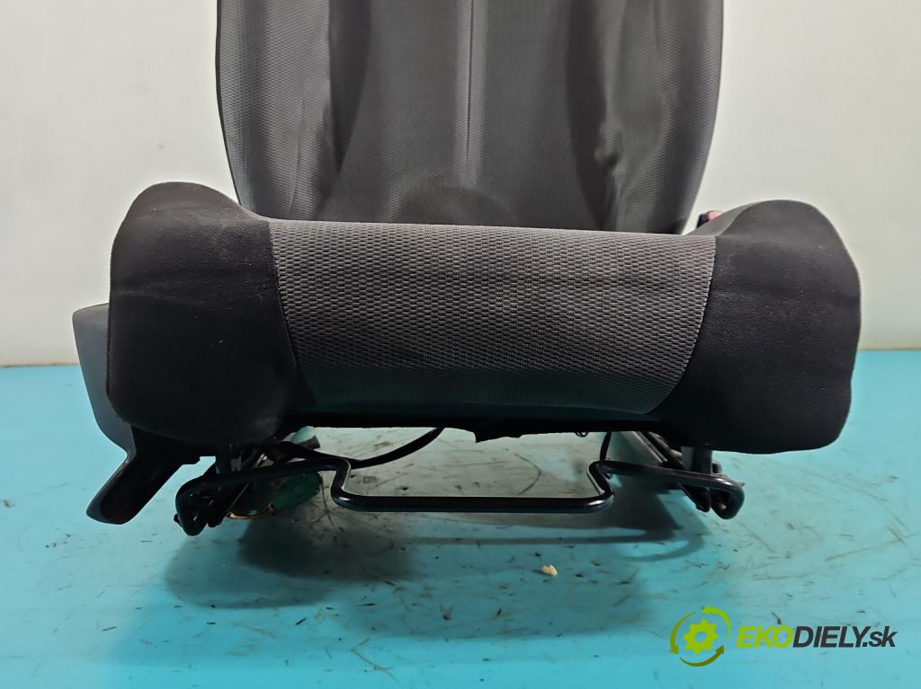 Citroen C4 I 2004-2011 1.6 16v 109 hp manual 80 kW 1587 cm3 5- Sedadlo pravý  (Sedadlo)