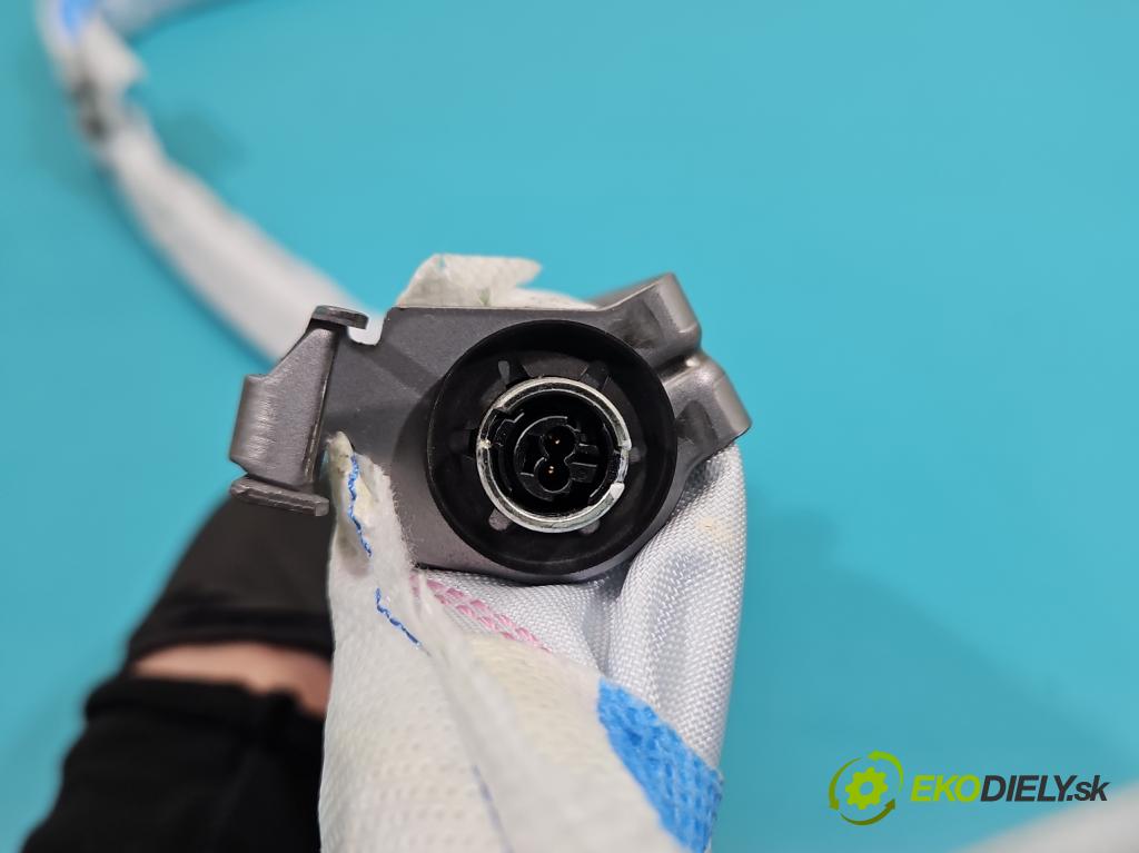 Seat Leon III 2012-2020 2.0 tdi 150 hp automatic 110 kW 1968 cm3 5- Záclona: pravé 5F4880742