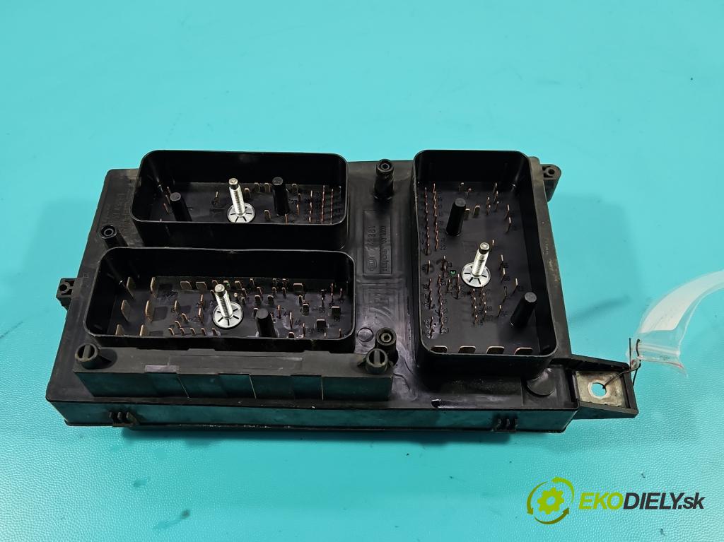 Opel Zafira B 2005-2014 1.9 cdti 101 HP manual 74 kW 1910 cm3 5- skrinka poistka 13206754 (Poistková skrinka)