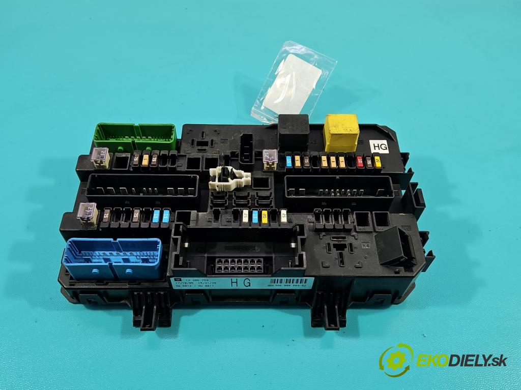 Opel Zafira B 2005-2014 1.9 cdti 101 HP manual 74 kW 1910 cm3 5- skrinka poistka 13206759 (Poistková skrinka)