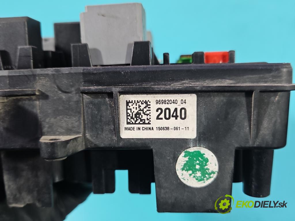 Chevrolet Orlando 2.0 VCDI 163 HP manual 120 kW 1998 cm3 5- skrinka poistka 96982040 (Poistková skrinka)