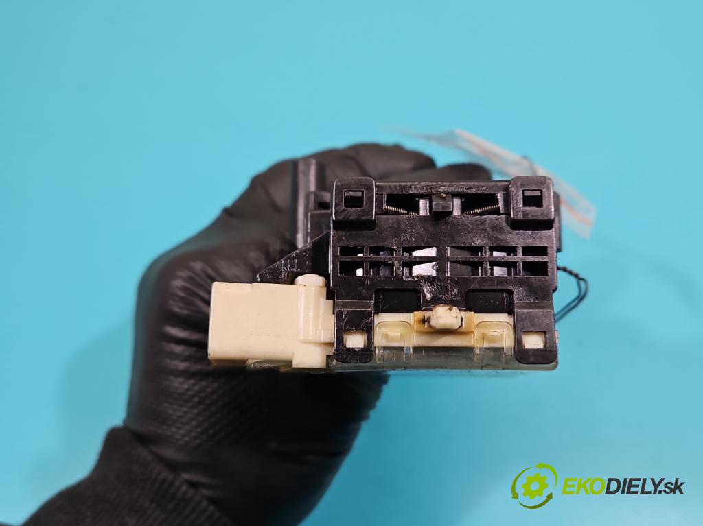 Toyota Corolla E12 2001-2009 1.6 vvti 110 HP manual 81 kW 1598 cm3 3- prepínač smeroviek 1736482 (Prepínacie páčky pod volantom)