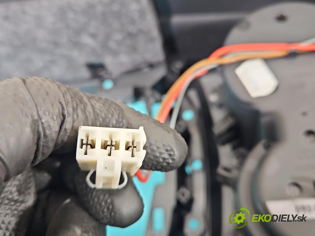 Audi Q5 2008-2016 3.0 tfsi: 272 HP automatic 200 kW 2995 cm3 5- operadlo 8R0864981 (Lakťová opierka)