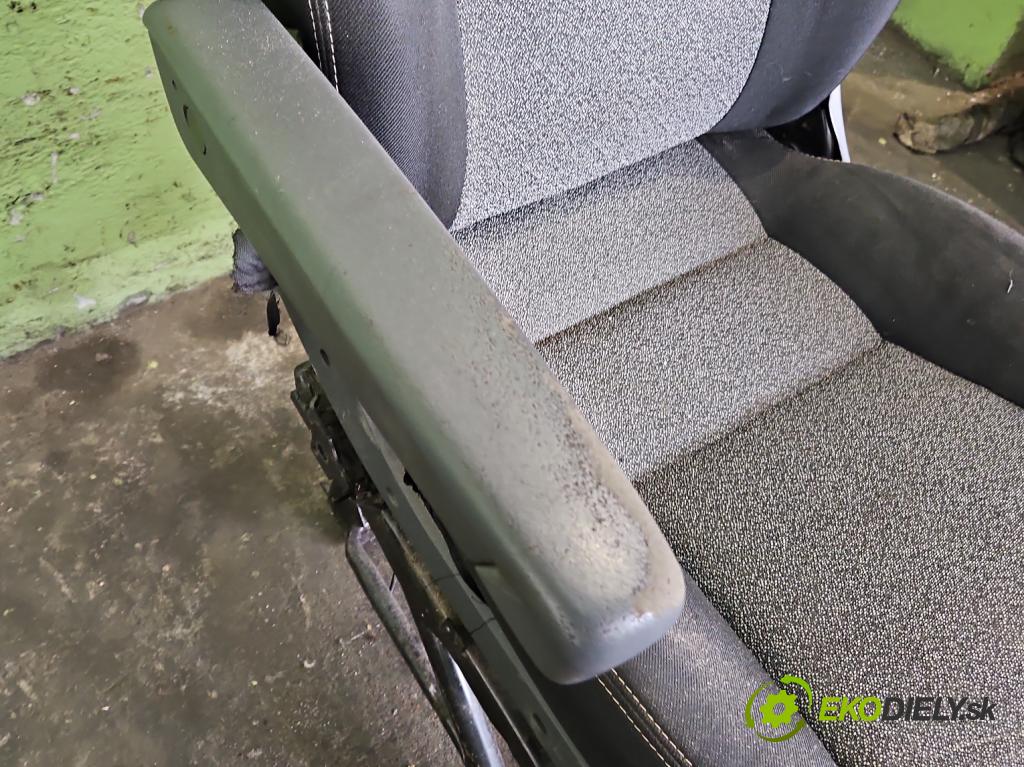 Fiat Ducato IV 2014- 2.3 jtd 150 HP manual 110 kW 2287 cm3 2- Sedačka ľavý  (Sedadlo)