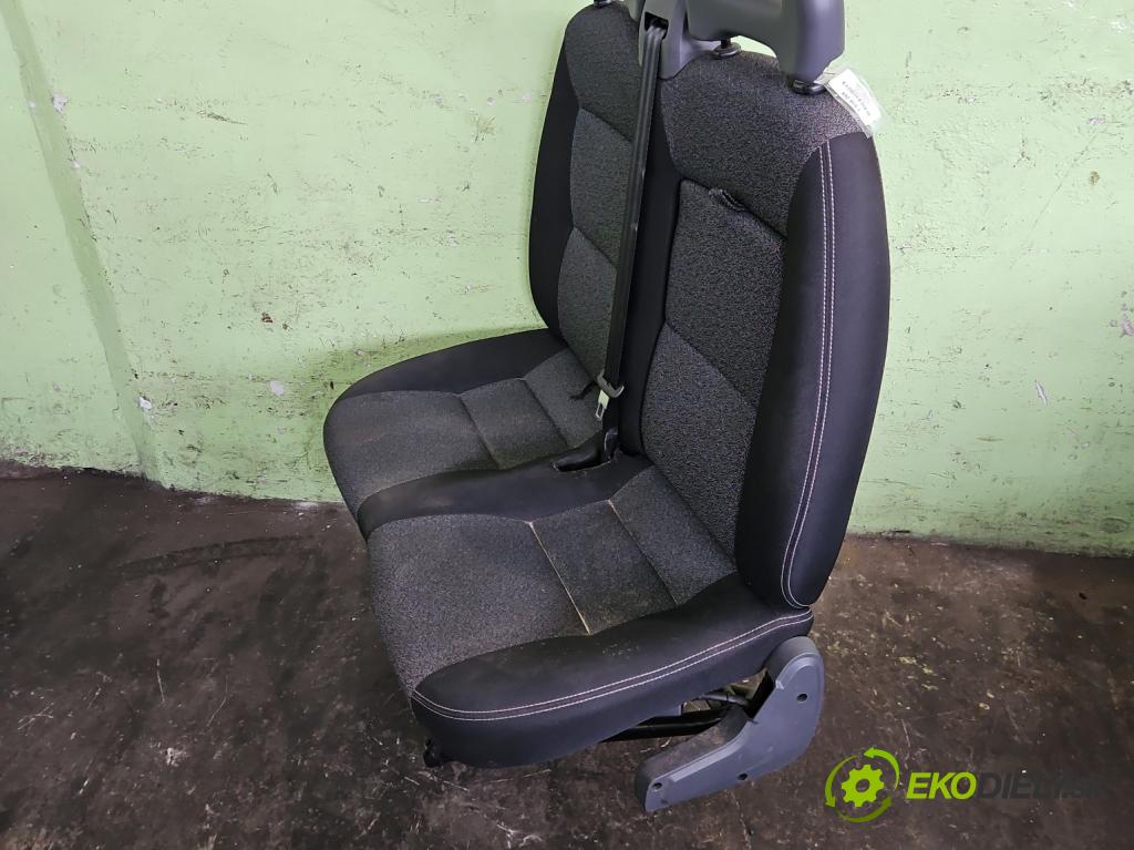 Fiat Ducato IV 2014- 2.3 jtd 150 hp manual 110 kW 2287 cm3 2- Sedadlo pravý  (Sedadlo)