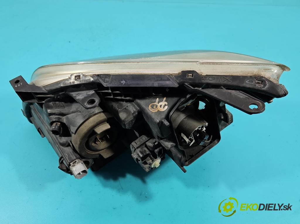 Toyota Avensis II T25 2003-2008 2.0 d4d 116 HP manual 85 kW 1995 cm3 5- Reflektor: pravý  (Svetlo predné pravé)