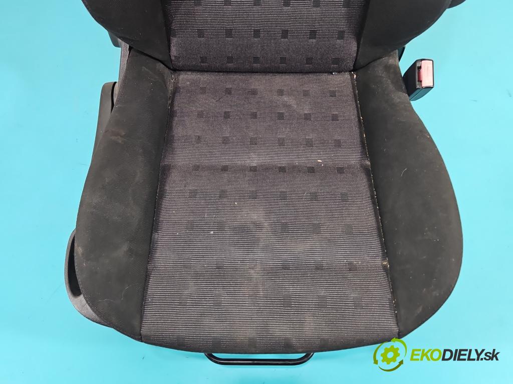 Peugeot 307 2.0 hdi 109 HP manual 80 kW 1997 cm3 5- Sedačka pravý  (Sedadlo)