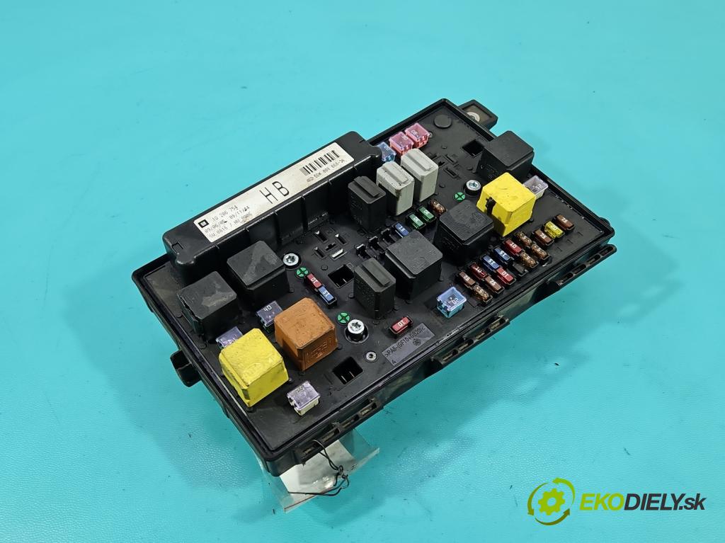 Opel Astra III 2004-2014 1.7 CDTI 80 HP manual 59 kW 1686 cm3 5- skrinka poistka 13206754 (Poistková skrinka)