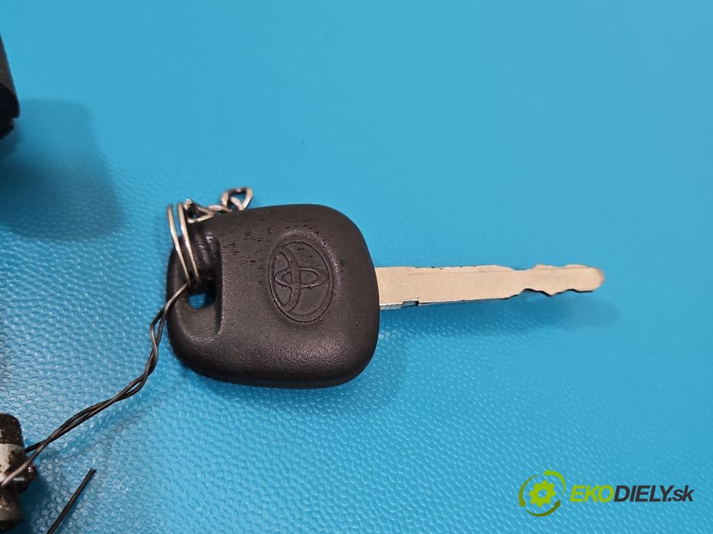 Toyota Yaris I 1999-2005 1.0 VVTI 68 HP manual 50 kW 998 cm3 5- rukoväť predné ľavé mimo:  (Kľučka dverí vonkajšia predná ľavá)
