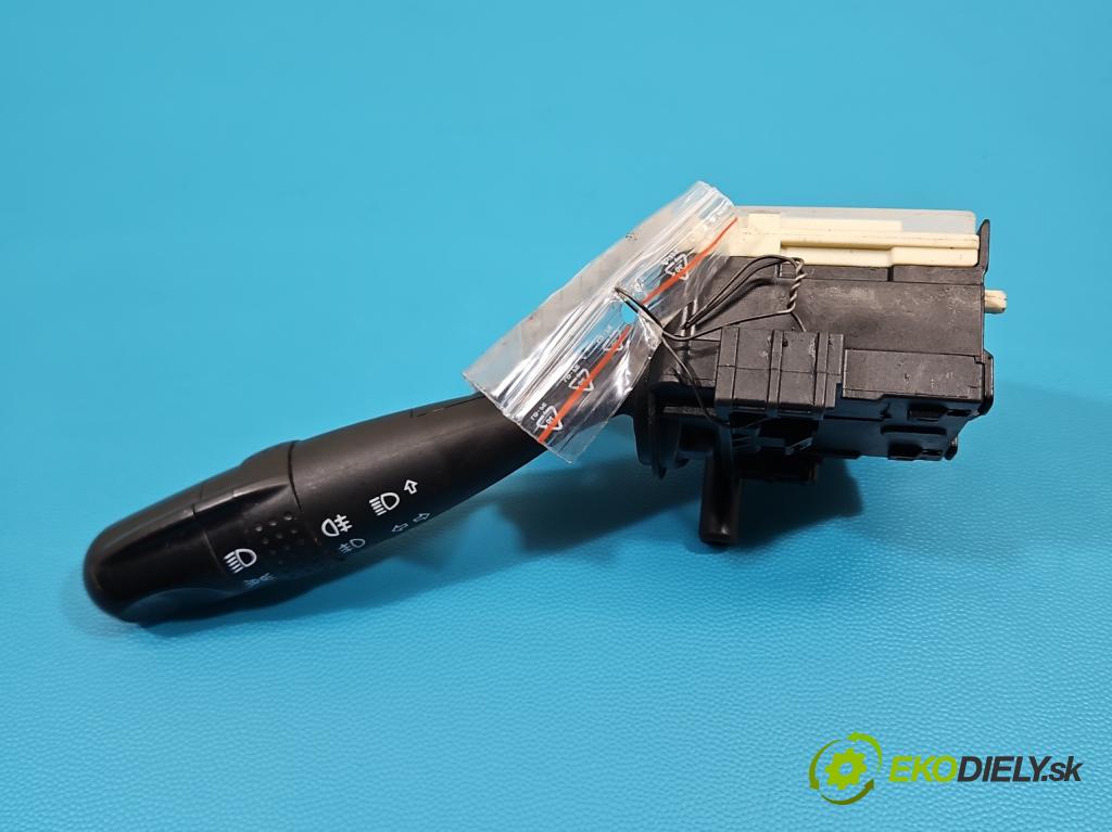 Toyota Yaris I 1999-2005 1.0 VVTI 68 HP manual 50 kW 998 cm3 5- prepínač smeroviek  (Prepínacie páčky pod volantom)