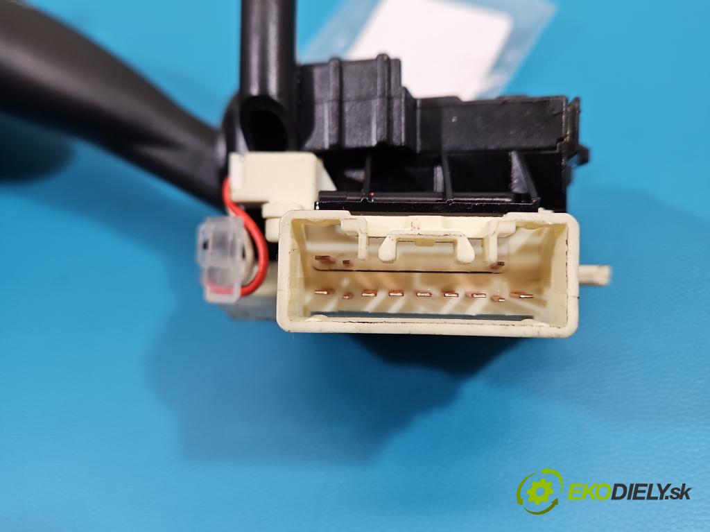 Toyota Yaris I 1999-2005 1.0 VVTI 68 HP manual 50 kW 998 cm3 5- prepínač smeroviek  (Prepínacie páčky pod volantom)