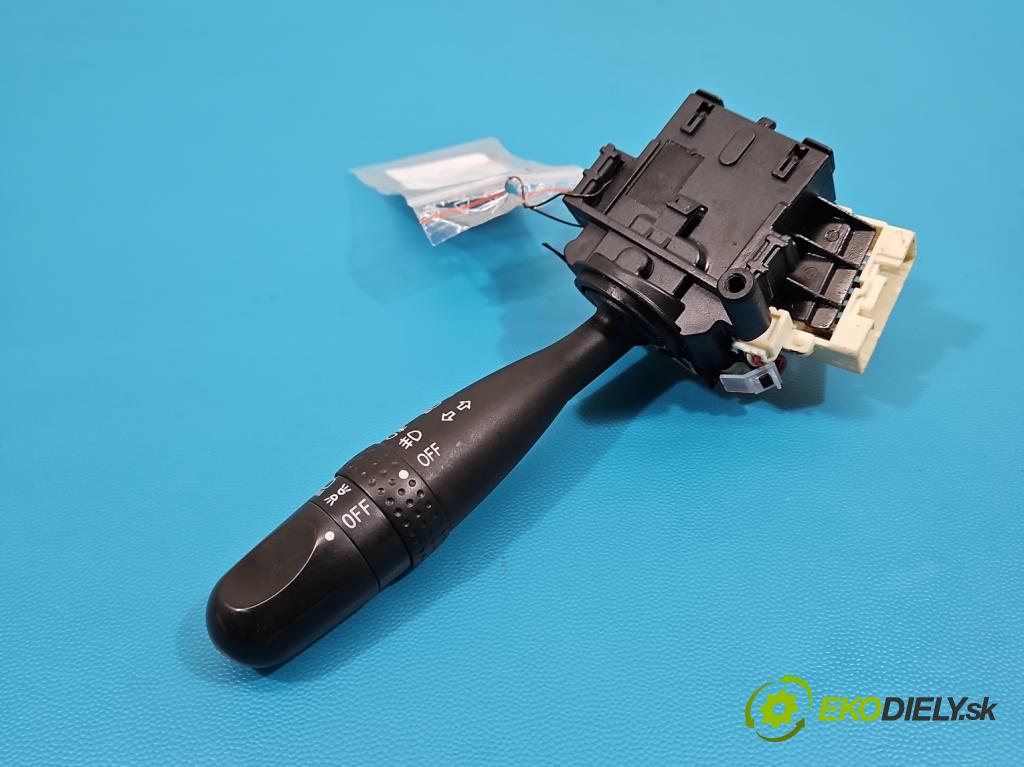 Toyota Yaris I 1999-2005 1.0 VVTI 68 HP manual 50 kW 998 cm3 5- prepínač smeroviek  (Prepínacie páčky pod volantom)