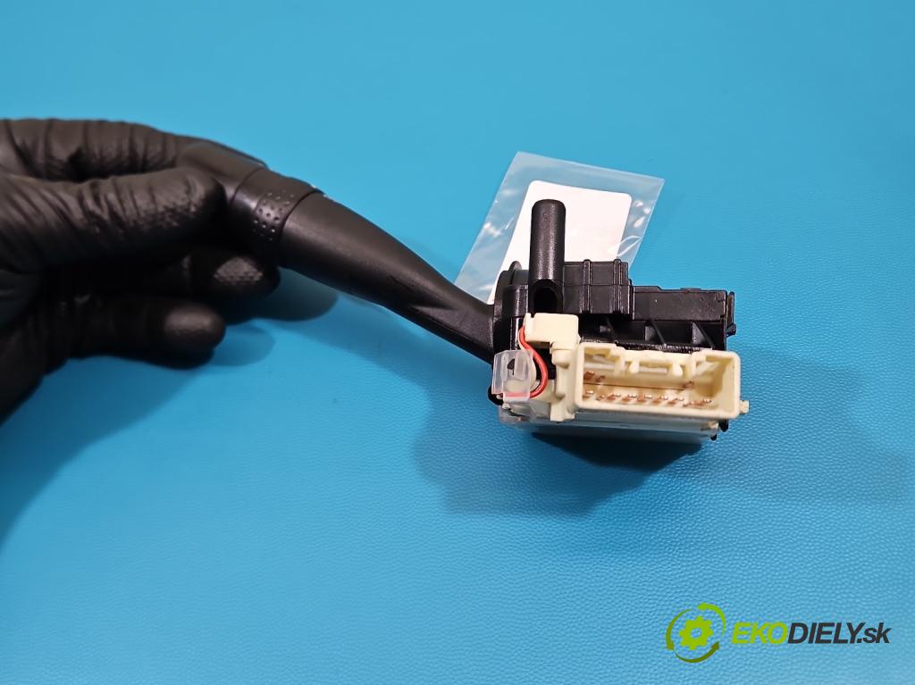 Toyota Yaris I 1999-2005 1.0 VVTI 68 HP manual 50 kW 998 cm3 5- prepínač smeroviek  (Prepínacie páčky pod volantom)