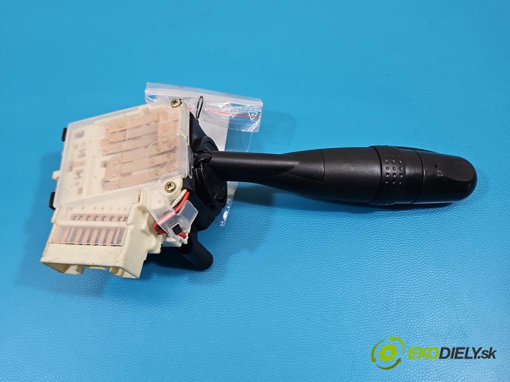 Toyota Yaris I 1999-2005 1.0 VVTI 68 HP manual 50 kW 998 cm3 5- prepínač smeroviek  (Prepínacie páčky pod volantom)