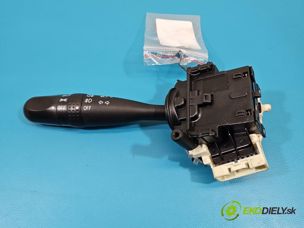 Toyota Yaris I 1999-2005 1.0 VVTI 68 HP manual 50 kW 998 cm3 5- prepínač smeroviek  (Prepínacie páčky pod volantom)