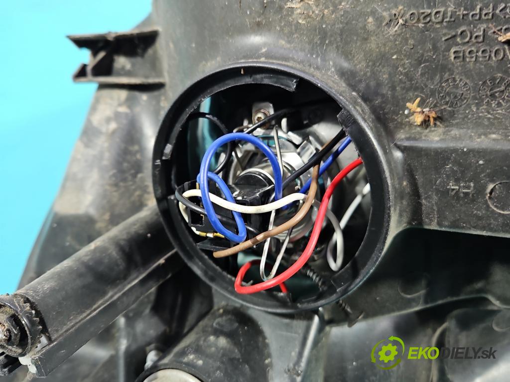 Ford Fiesta Mk6 2002-2008 1.4 16V 80 HP manual 59 kW 1388 cm3 5- Reflektor: pravý  (Svetlo predné pravé)