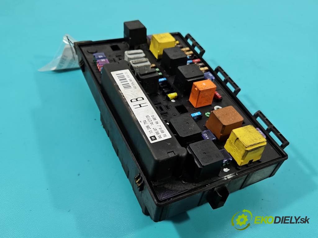 Opel Zafira B 2005-2014 1.9 CDTI 101 HP manual 74 kW 1910 cm3 5- skrinka poistka 13206754 (Poistková skrinka)