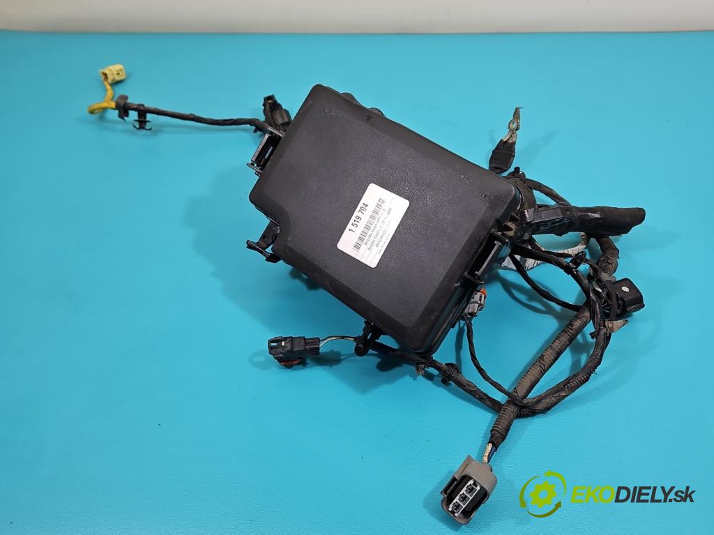 Hyundai Elantra VI 2015-2020 1.6 16v 128 HP manual 93.8 kW 1591 cm3 4- skrinka poistka 91221F2960C (Poistková skrinka)