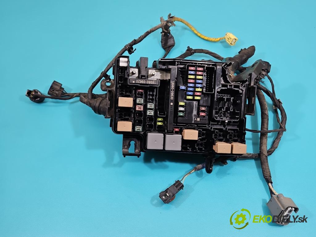 Hyundai Elantra VI 2015-2020 1.6 16v 128 HP manual 93.8 kW 1591 cm3 4- skrinka poistka 91221F2960C (Poistková skrinka)