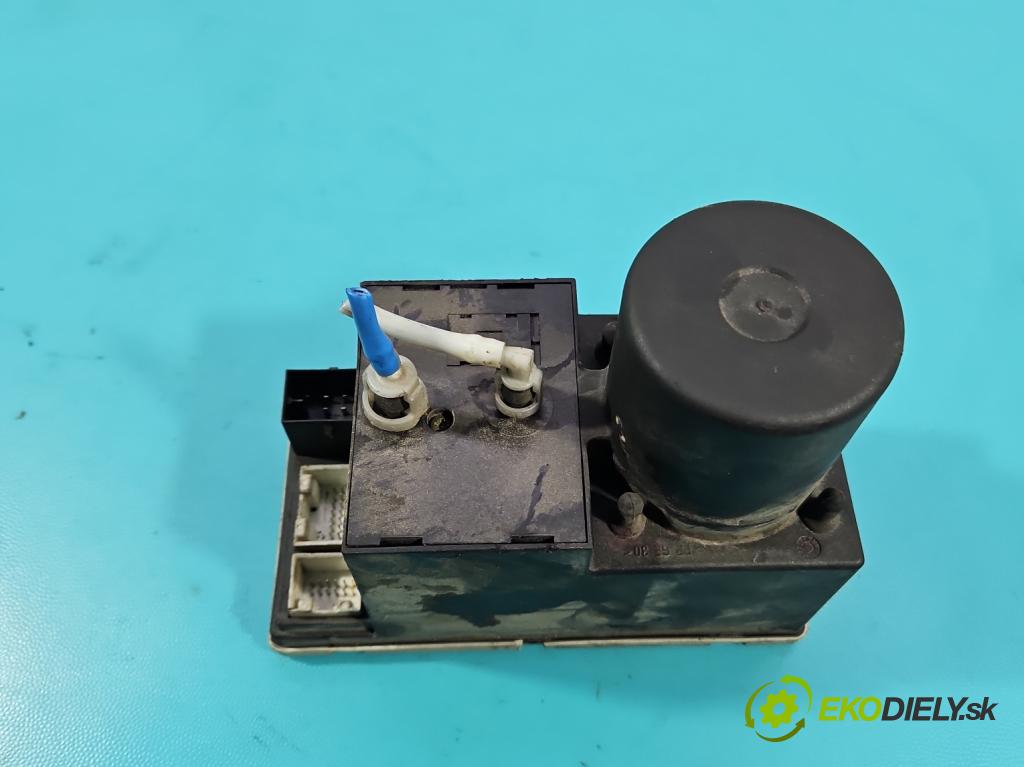 Audi A3 8L 1996-2003 1.9 TDI 101 HP automatic 74 kW 1896 cm3 5- Centrální: zámek: 8D0862257