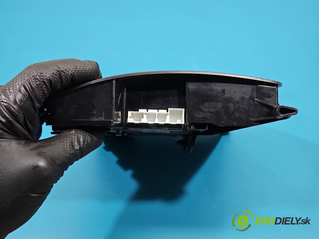 Mercedes A W176 2012-2018 1.5 CDI 109 HP manual 80 kW 1461 cm3 5- svetlo / reflektor interiéra A0009004408