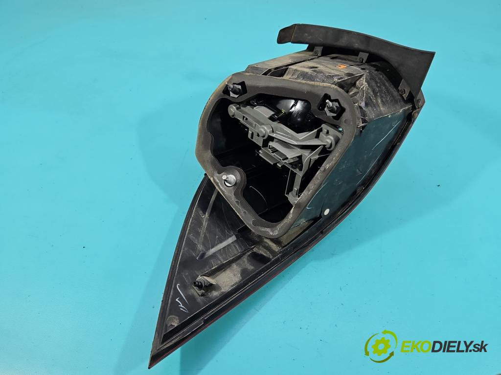 Vw Golf VI 2008-2013 1.6 TDI 90 HP manual 66 kW 1598 cm3 5- svetlo / reflektor zadné pravé 1K9945096G (Kľučka dverí ostatné)