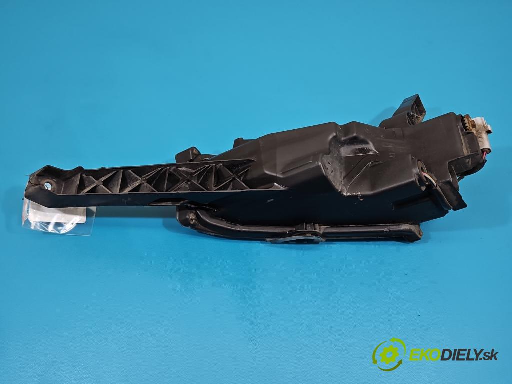 Lexus NX I 2014-2021 2.0 T 238hp automatic 175 kW 1998 cm3 5- Halogen pravý  (Klika dveří ostatní)