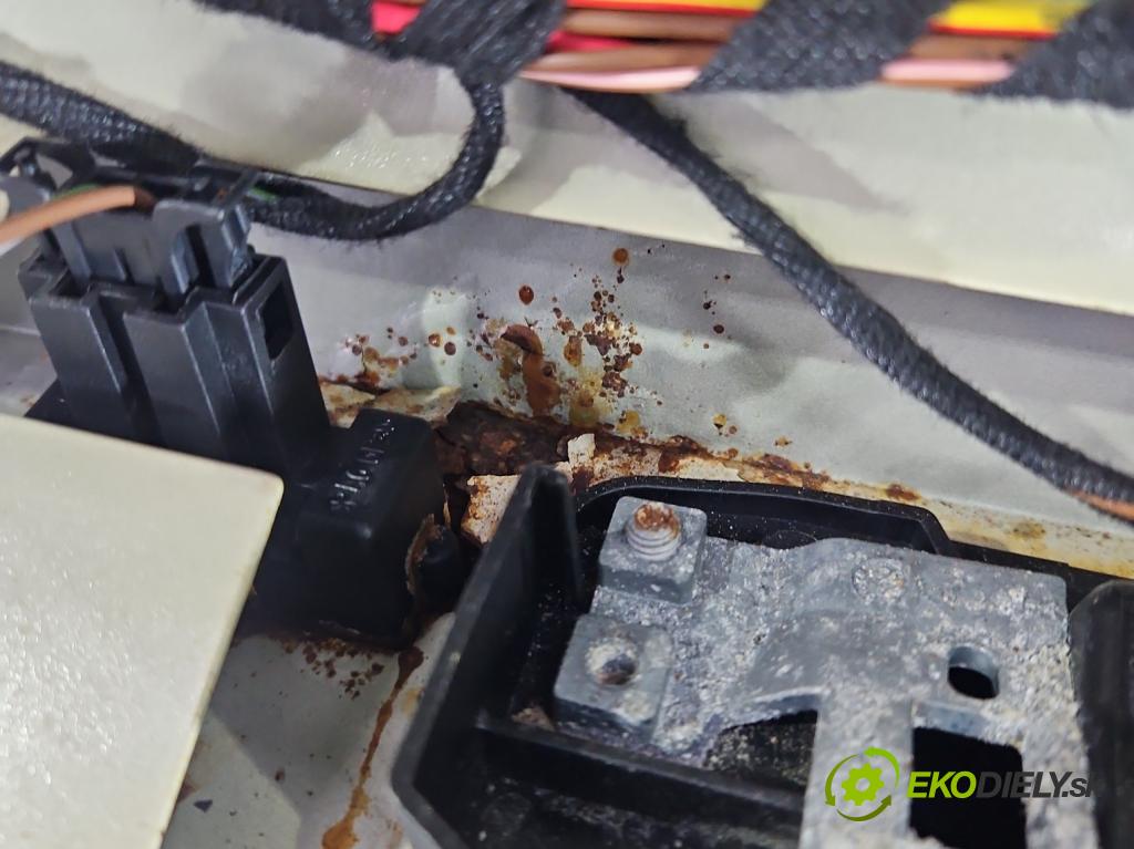 Mercedes E W211 2002-2009 2.2 cdi 136hp automatic 100 kW 2148 cm3 5- zadní kufrové dveře  (Zadní kapota (kufr))