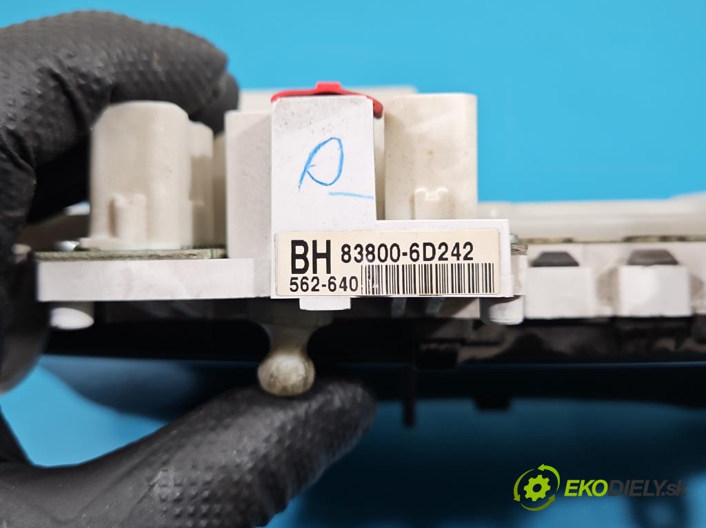 Toyota Land Cruiser J120 2002-2010 3.0 D4D 166 HP automatic 122 kW 2982 cm3 5- prístrojovka/ budíky 83800-6D242 (Prístrojová doska)