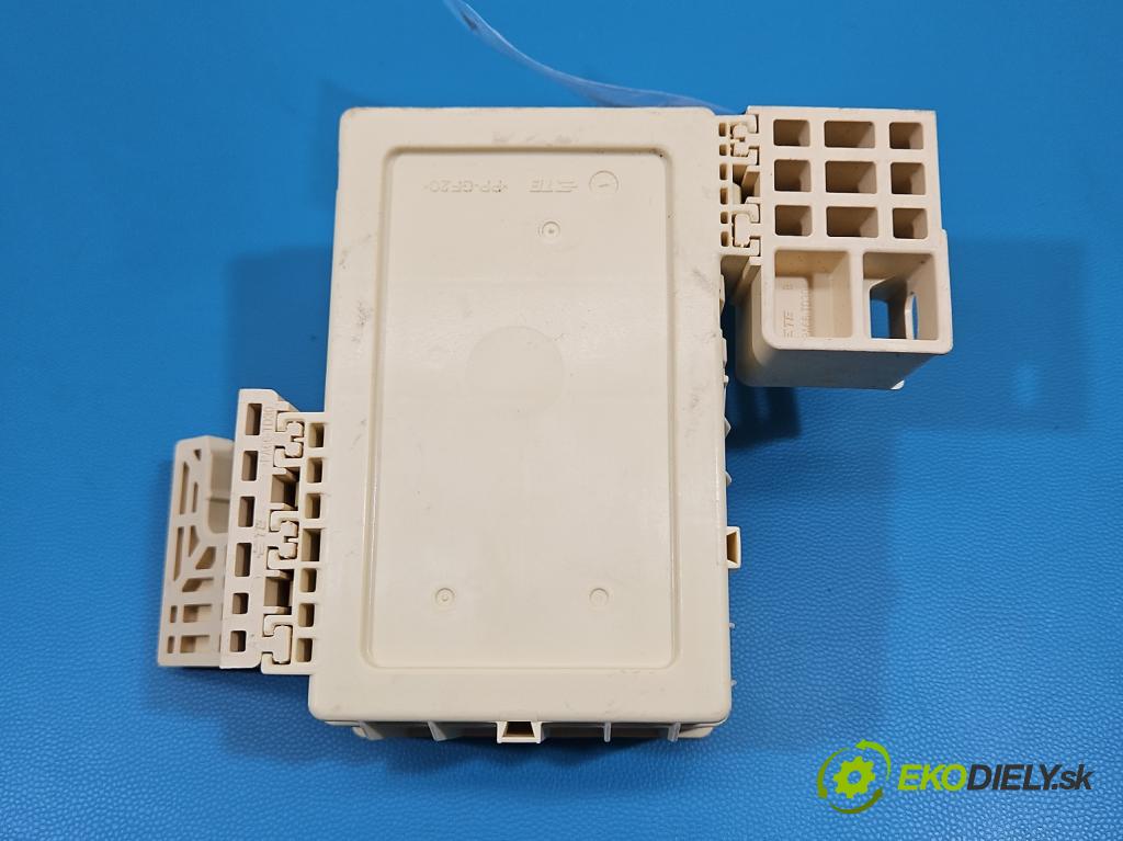 Kia Stinger 2017-2023 2.0 T-GDI 256KM automatic 188 kW 1998 cm3 5- skříňka pojistková 91950-J5221A (Pojistková skříňka)