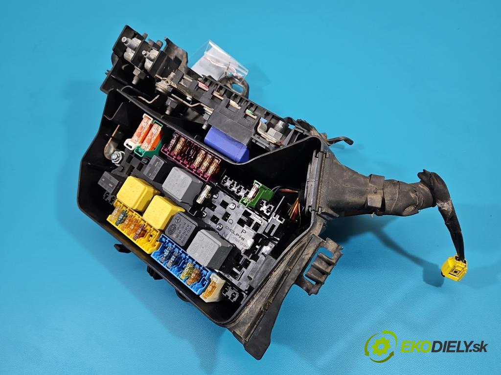 Mercedes A W176 2012-2018 1.5 CDI 109 HP manual 80 kW 1461 cm3 5- skrinka poistka  (Poistková skrinka)