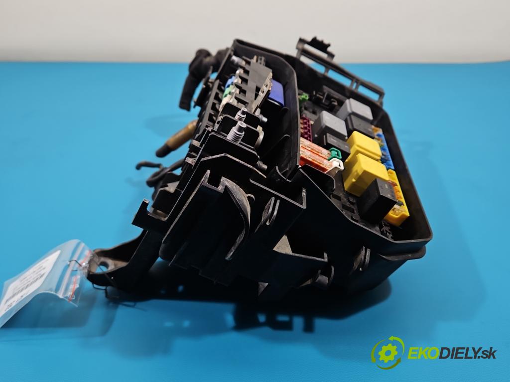 Mercedes A W176 2012-2018 1.5 CDI 109 HP manual 80 kW 1461 cm3 5- skrinka poistka  (Poistková skrinka)