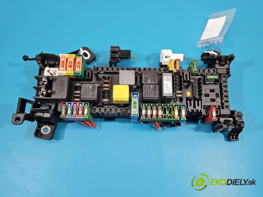 Mercedes A W176 2012-2018 1.5 CDI 109 HP manual 80 kW 1461 cm3 5- skrinka poistka A2469066600 (Poistková skrinka)