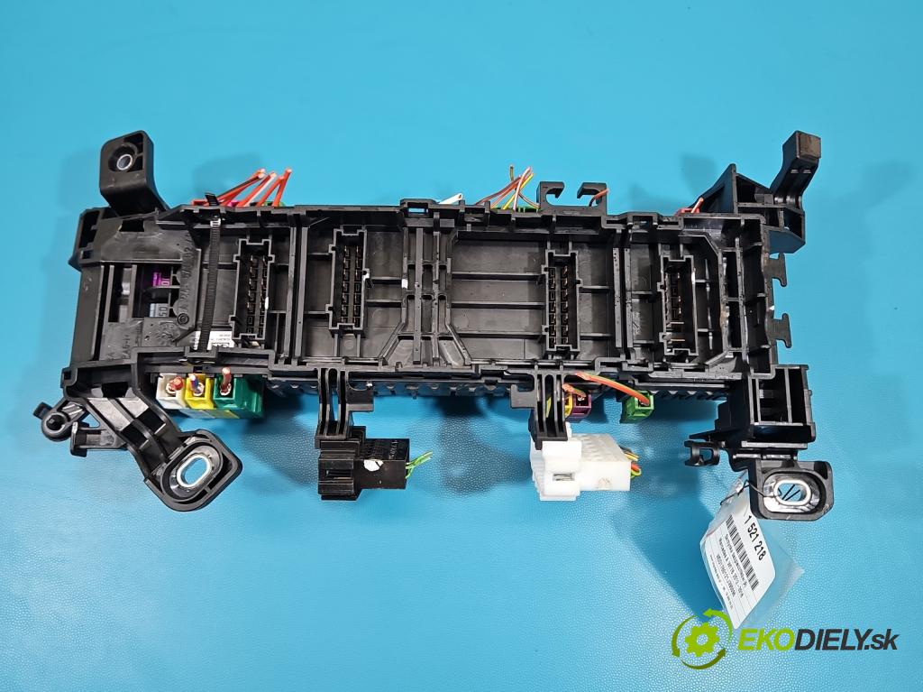 Mercedes A W176 2012-2018 1.5 CDI 109 HP manual 80 kW 1461 cm3 5- skrinka poistka A2469066600 (Poistková skrinka)