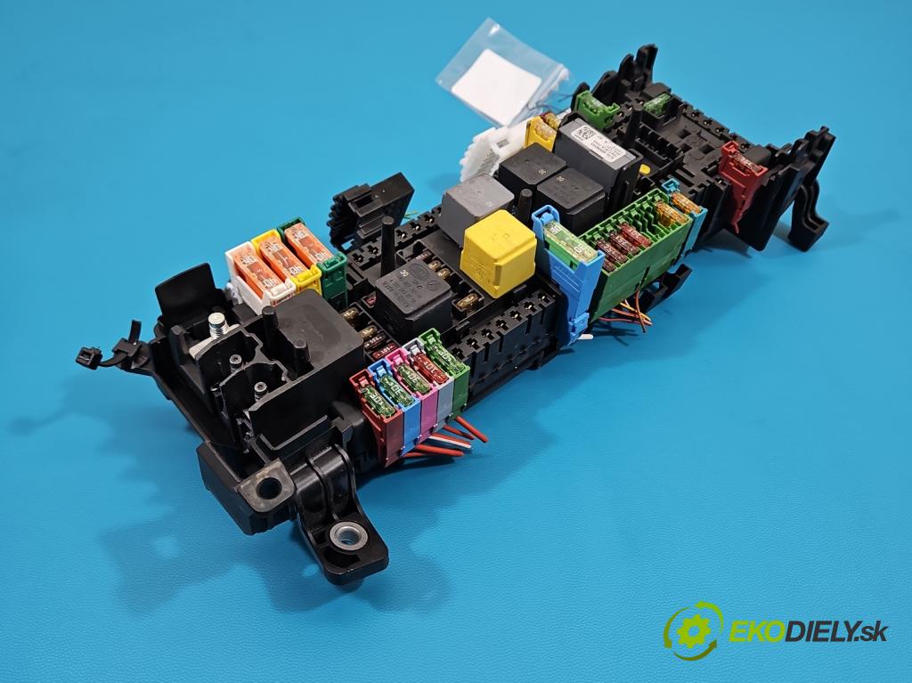 Mercedes A W176 2012-2018 1.5 CDI 109 HP manual 80 kW 1461 cm3 5- skrinka poistka A2469066600 (Poistková skrinka)