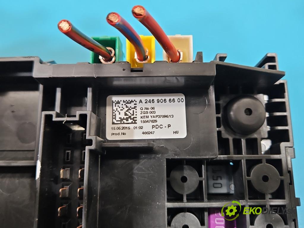 Mercedes A W176 2012-2018 1.5 CDI 109 HP manual 80 kW 1461 cm3 5- skrinka poistka A2469066600 (Poistková skrinka)